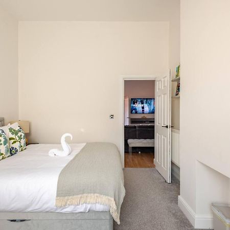 Stylish Flat In Central Location With Free Parking Swindon Kültér fotó