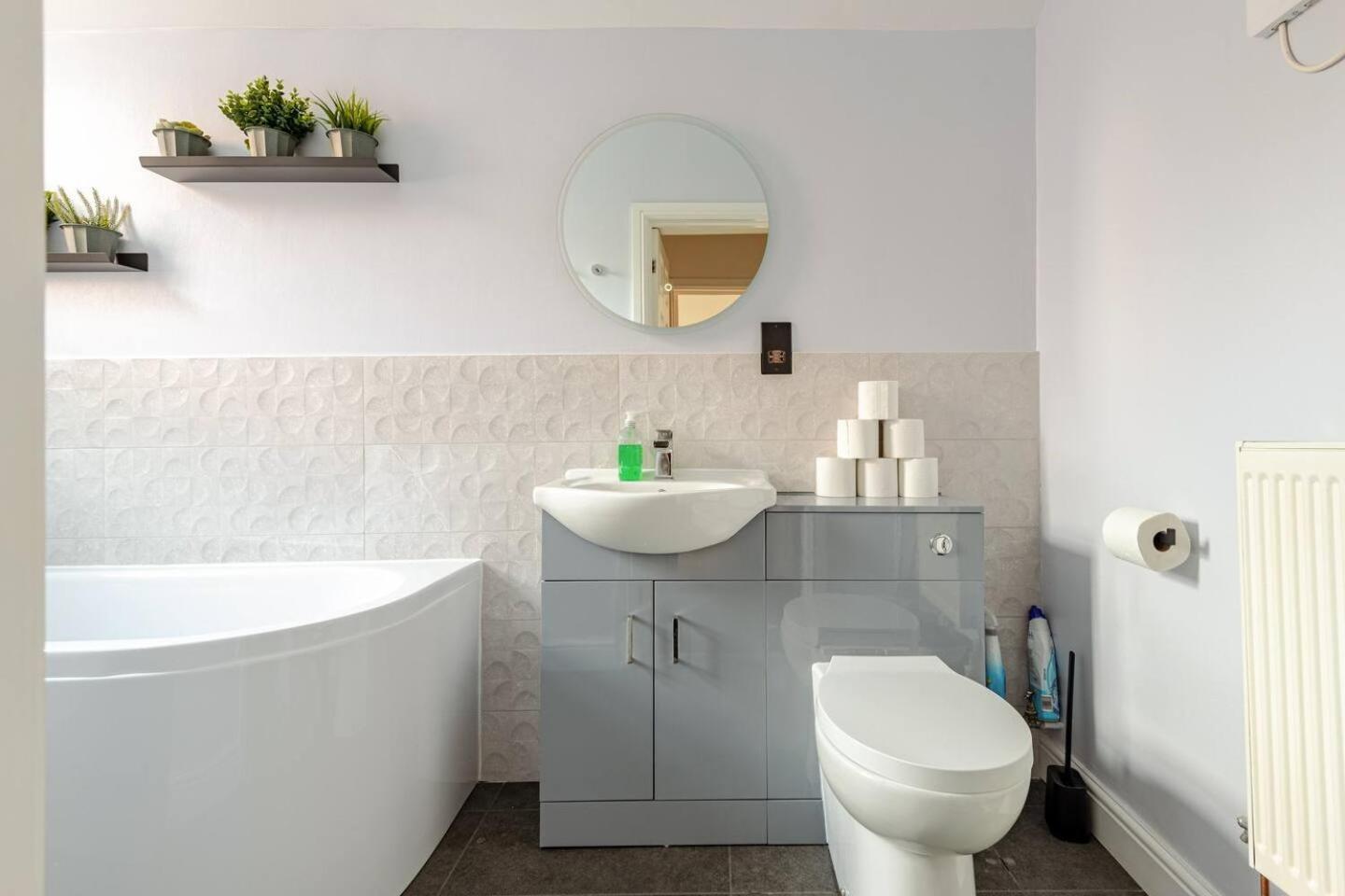 Stylish Flat In Central Location With Free Parking Swindon Kültér fotó