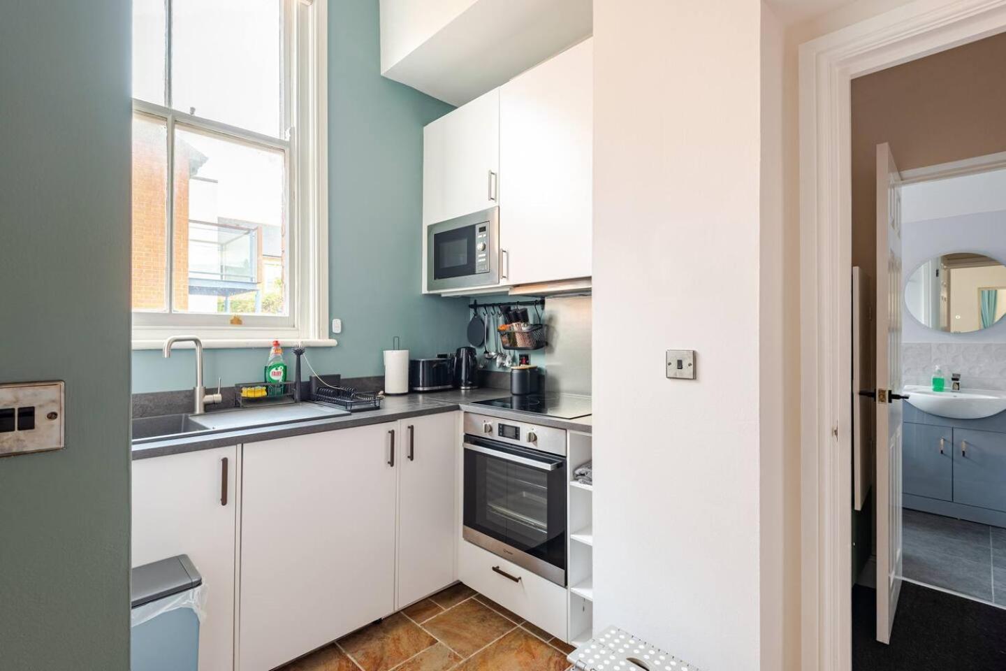 Stylish Flat In Central Location With Free Parking Swindon Kültér fotó