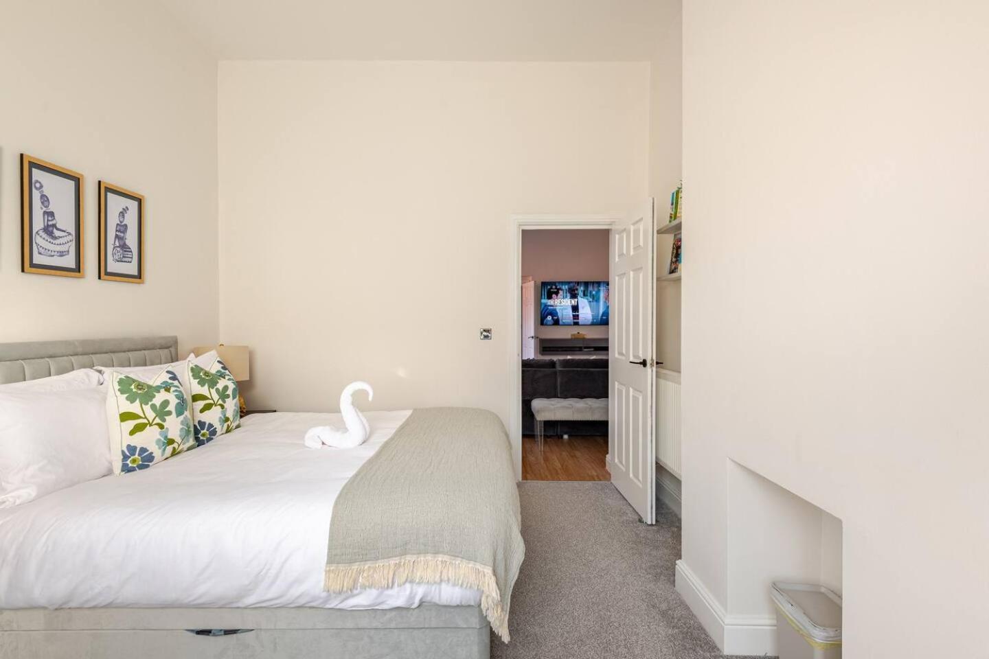 Stylish Flat In Central Location With Free Parking Swindon Kültér fotó
