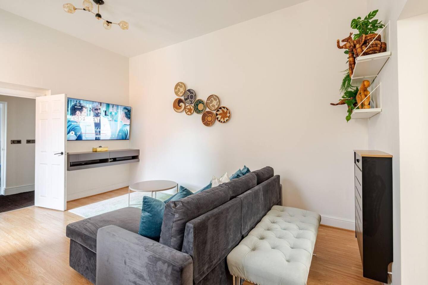 Stylish Flat In Central Location With Free Parking Swindon Kültér fotó