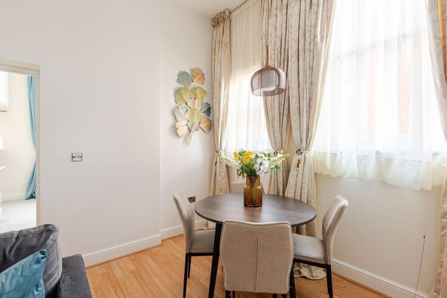Stylish Flat In Central Location With Free Parking Swindon Kültér fotó