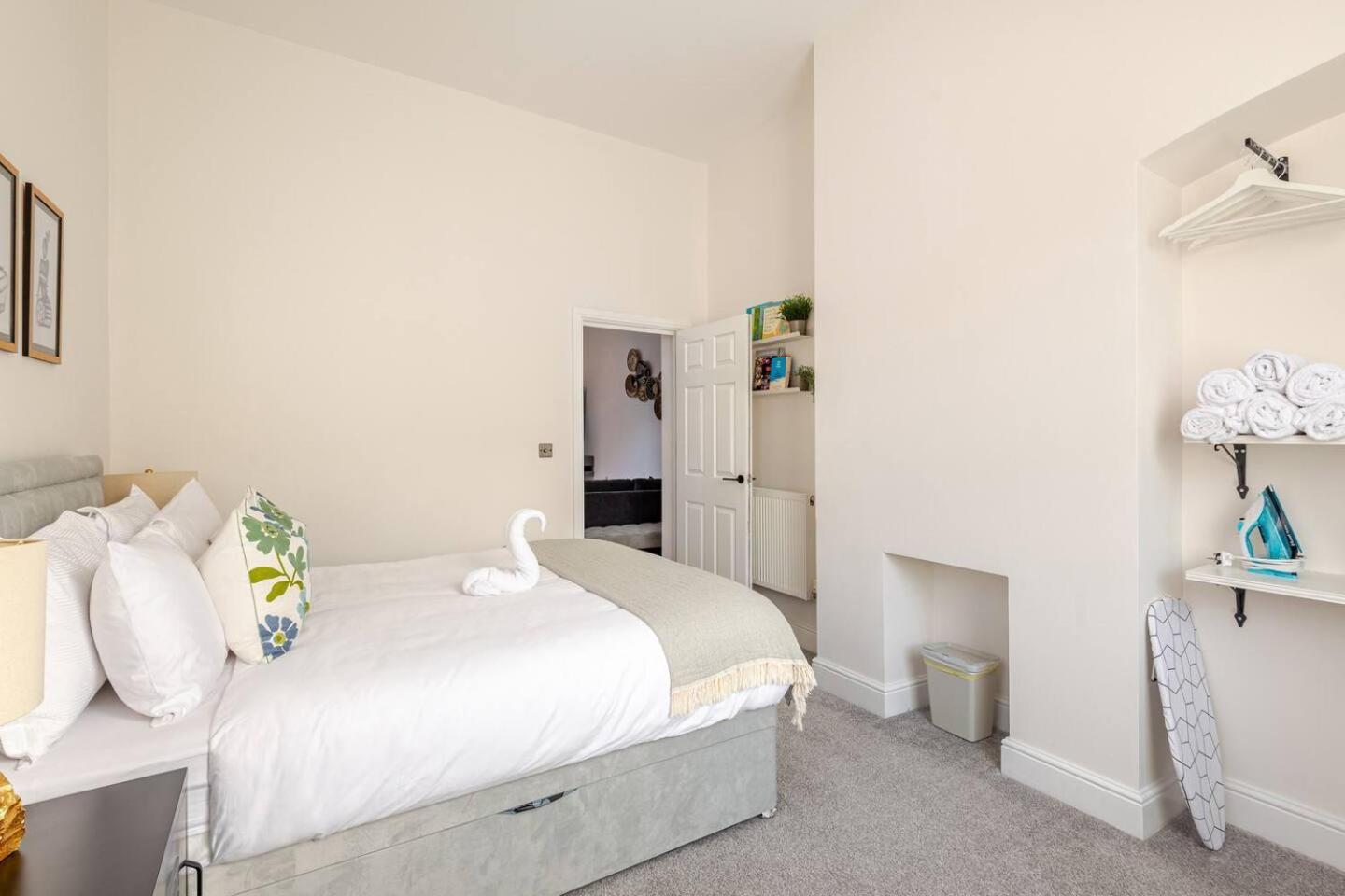 Stylish Flat In Central Location With Free Parking Swindon Kültér fotó