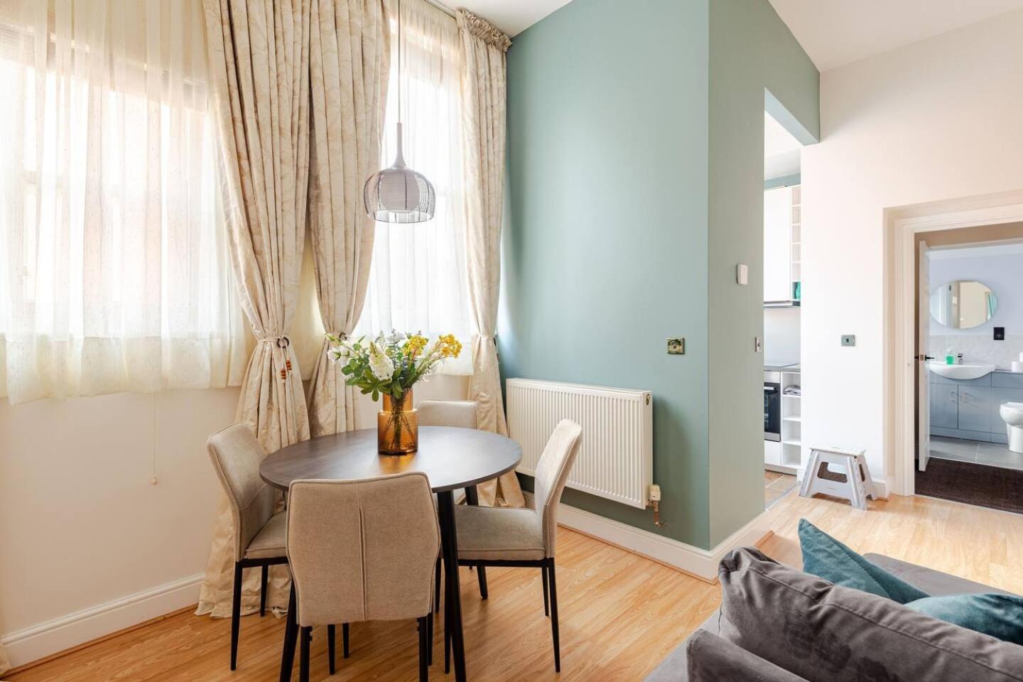 Stylish Flat In Central Location With Free Parking Swindon Kültér fotó